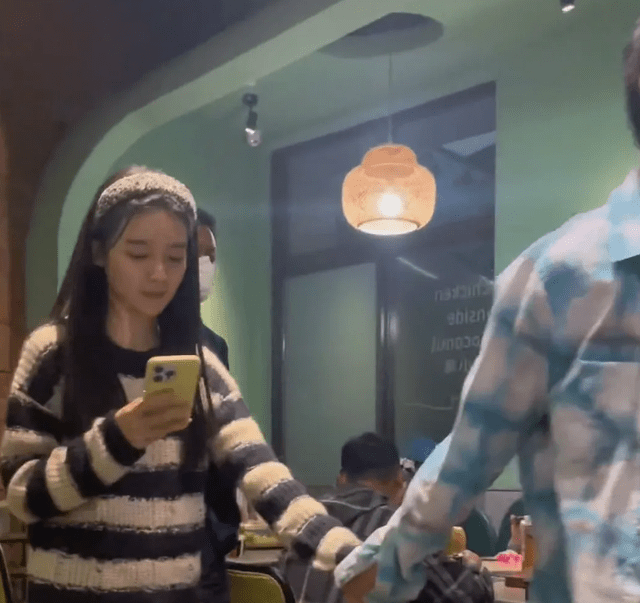 又是网红！王思聪带新女友现身餐馆，女友正面曝光清纯可人！