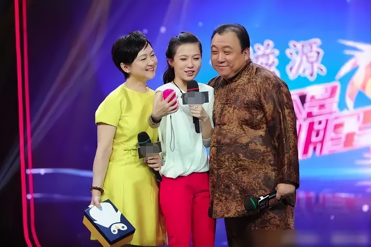 王晶|67岁王晶深夜陪美女吃饭！护送对方做核酸，女方高挑纤细长腿瞩目