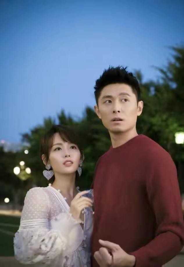 张嘉倪|张嘉倪买超逛街被拍，全程冷漠无交流，女方状态也不似从前