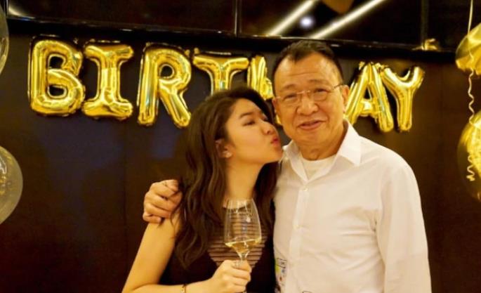 走进许绍雄现实中的家,一家人如今定居新加坡,室内坚持中式装修