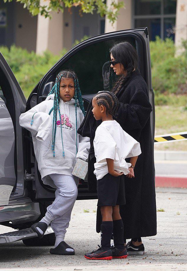 侃爷|41岁金卡戴珊梳双辫，却没6岁儿子精致，穿了鲜肉男友最爱的板鞋