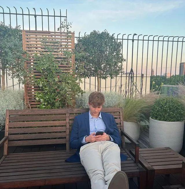 邓文迪|邓文迪21岁女儿：深得父亲默多克宠爱，身家160亿，男友家世显赫