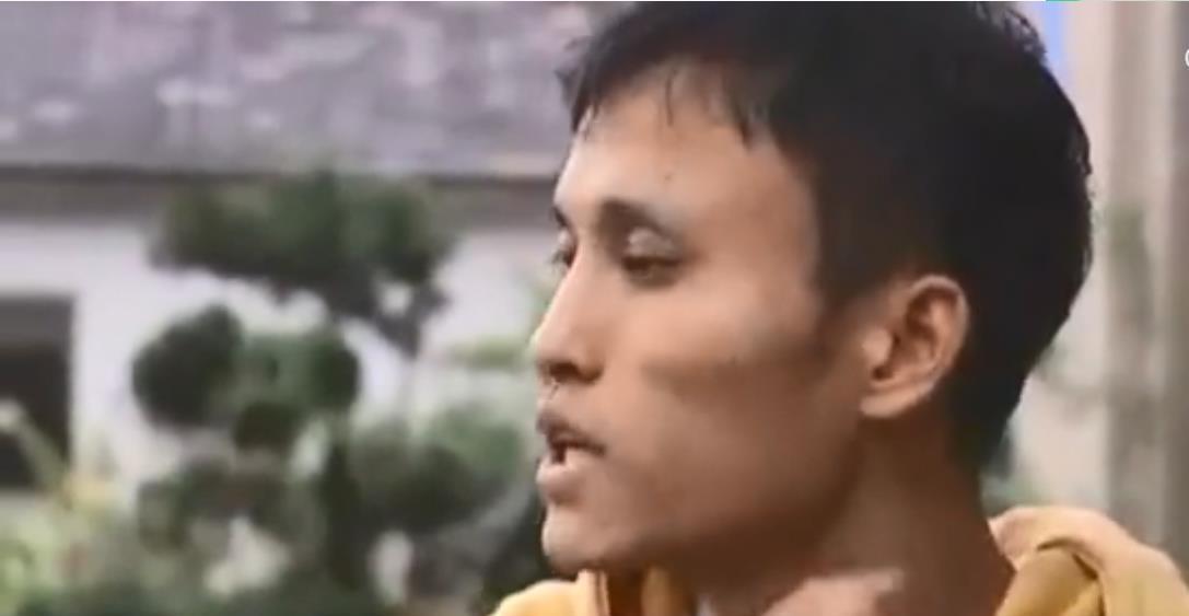 丈夫回家敲门半天才开,妻子醉眼迷离和男同事在一起:喝喝酒而已