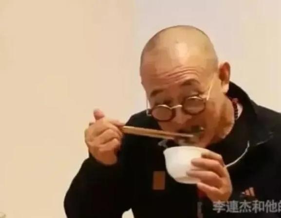 李连杰|李连杰家一盘火腿价值5万，网友直呼演员来钱快，可事情却迎来反转