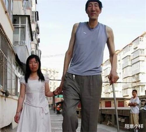 鲍喜顺|中国第一巨人，当初不听大夫劝阻，坚持结婚生下一子，如今怎样了