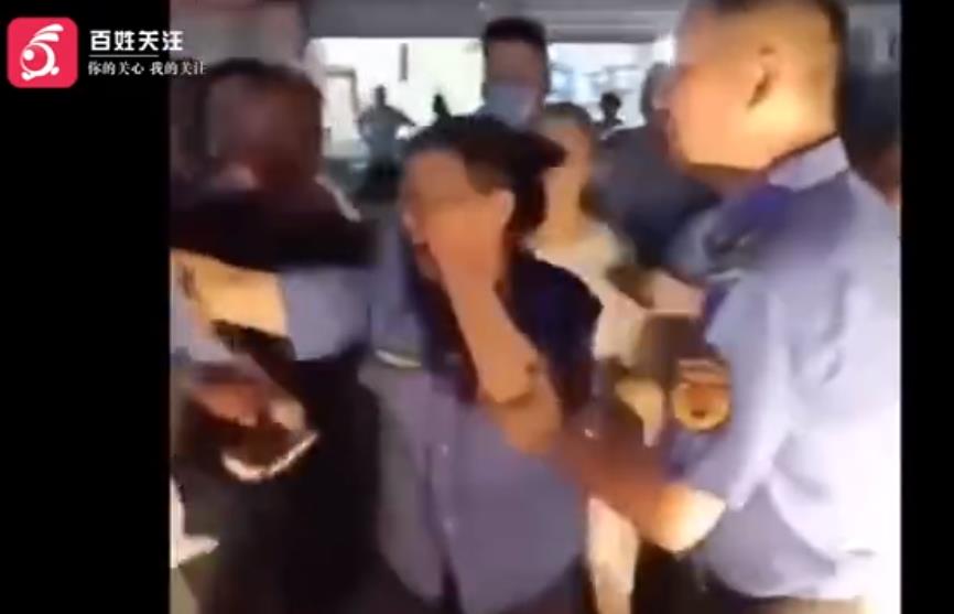 女城管整治占道经营惹恼顾客,被对方打得痛哭流涕,眼角缝三针