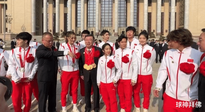 韩聪|冬奥表彰大会现场!韩聪身架15枚奖牌,谷爱凌的人气最旺