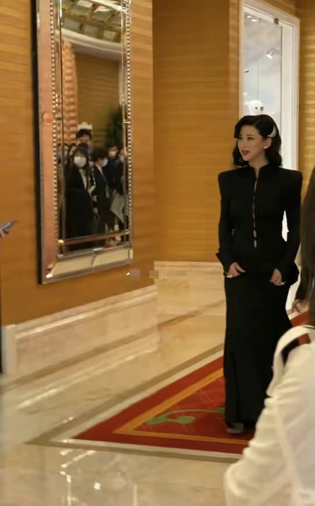 车晓|车晓瘦得越来越过分了!穿低领衣骨骼分明太违和,浑身上下头最大