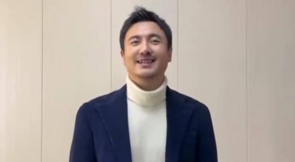 沈腾|沈腾为孙兴录制59岁庆生视频，整个人瘦了一圈，西装笔挺颜值回春