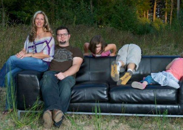 |国外网友晒“超失败”全家福,张张充满意外,奇葩画风逗乐网友