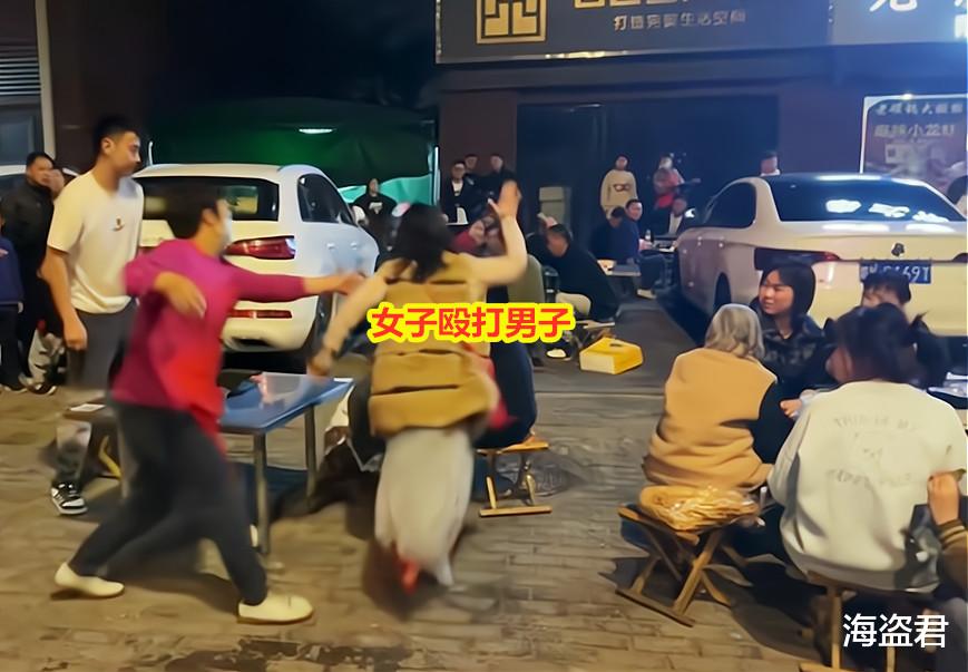 女子疑撞见丈夫和女闺蜜夜宵,气得上前挥拳,网友:他怀中趴个人