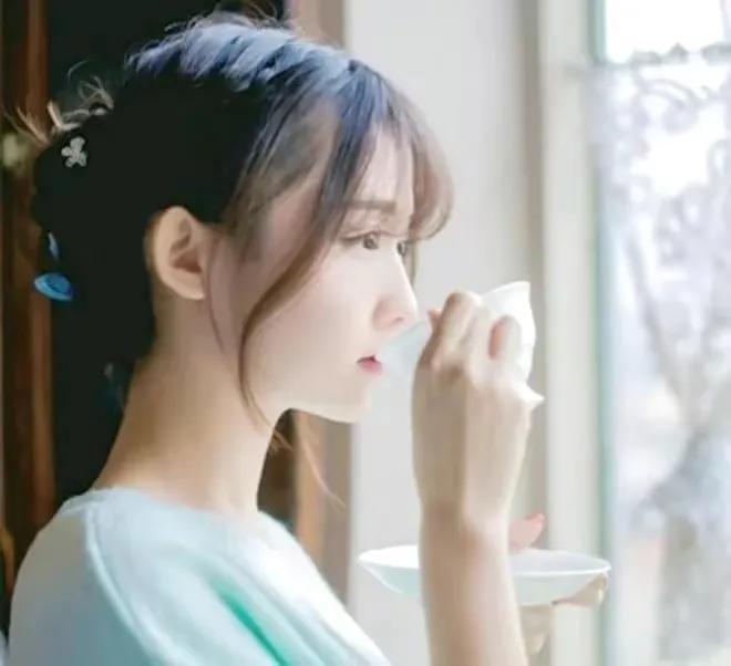 被儿子掏空积蓄赶出家门,女儿尽心赡养5年,老人:还是儿子好