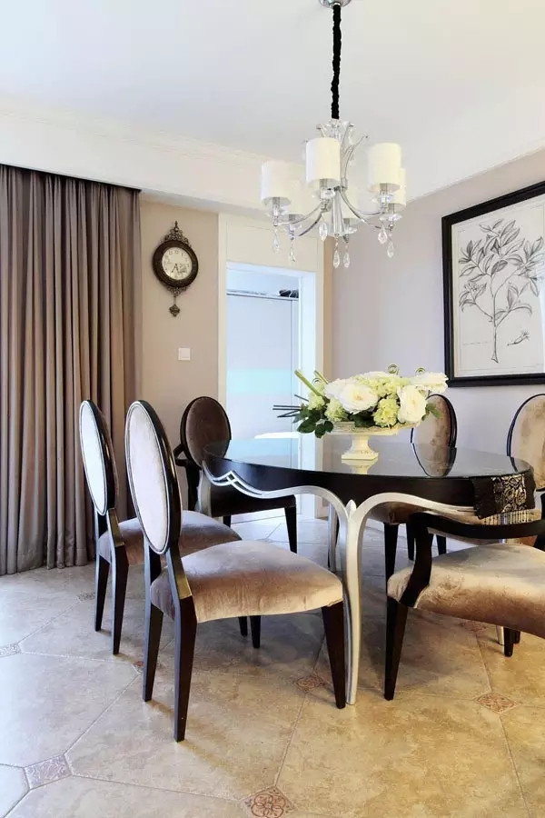 136平欧式三居室，卧室古典的珊瑚红背景墙营造浪漫的居室氛围