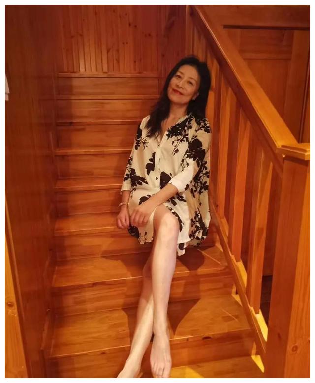 岳红|演员岳红：没出月子就被离婚，单亲妈妈32年，如今她还好吗？