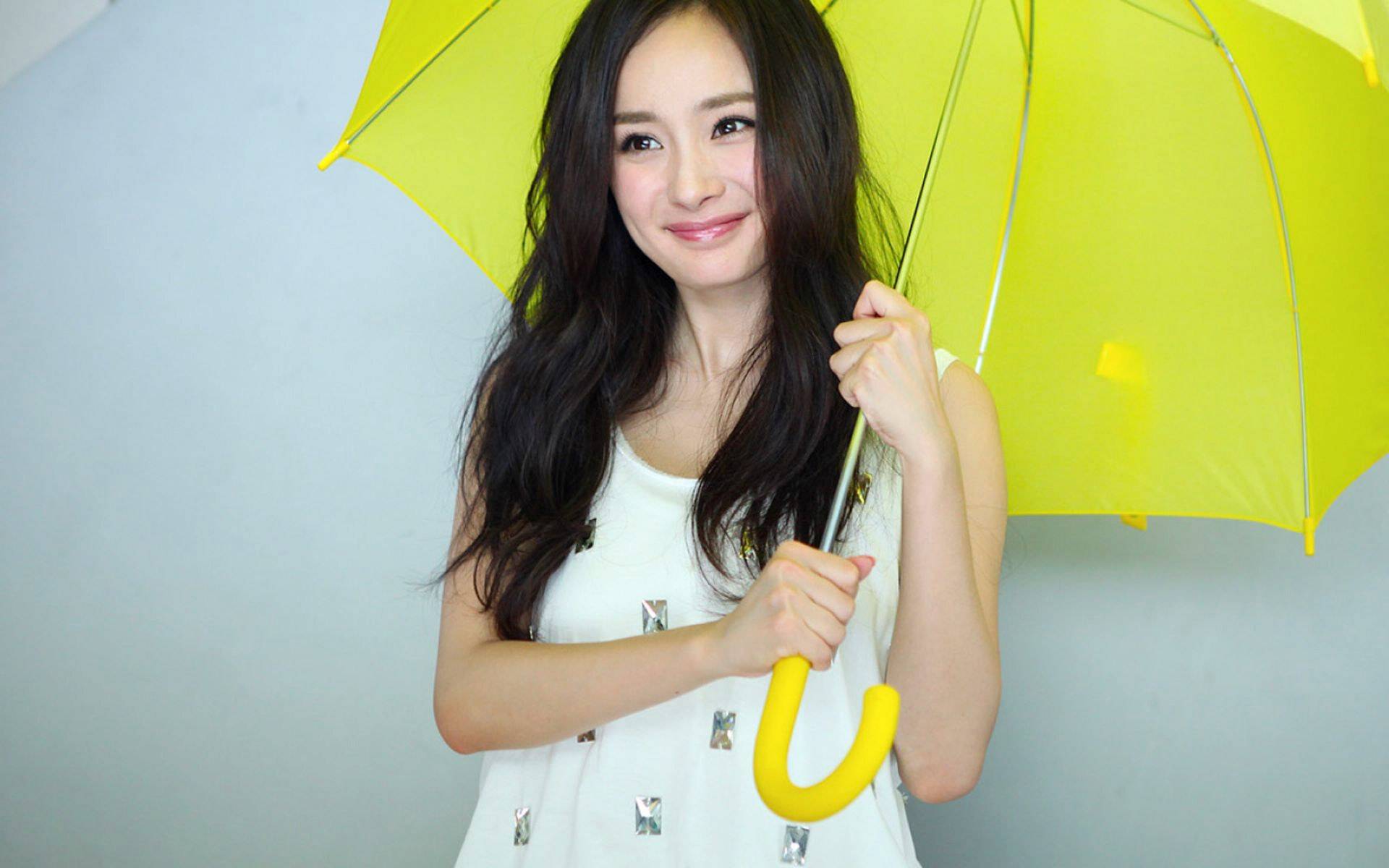 |36岁杨幂离开嘉行去华策？被电影资源打动，虞书欣成下一个迪丽热巴？