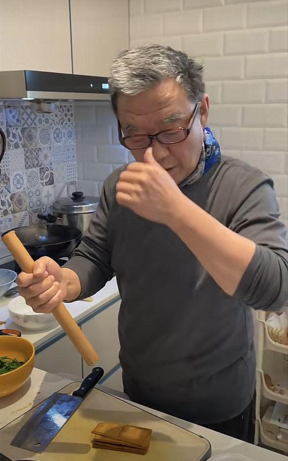 葛优|做核酸偶遇葛优亲自出马,检测地立马成追星现场,看发型就认出来