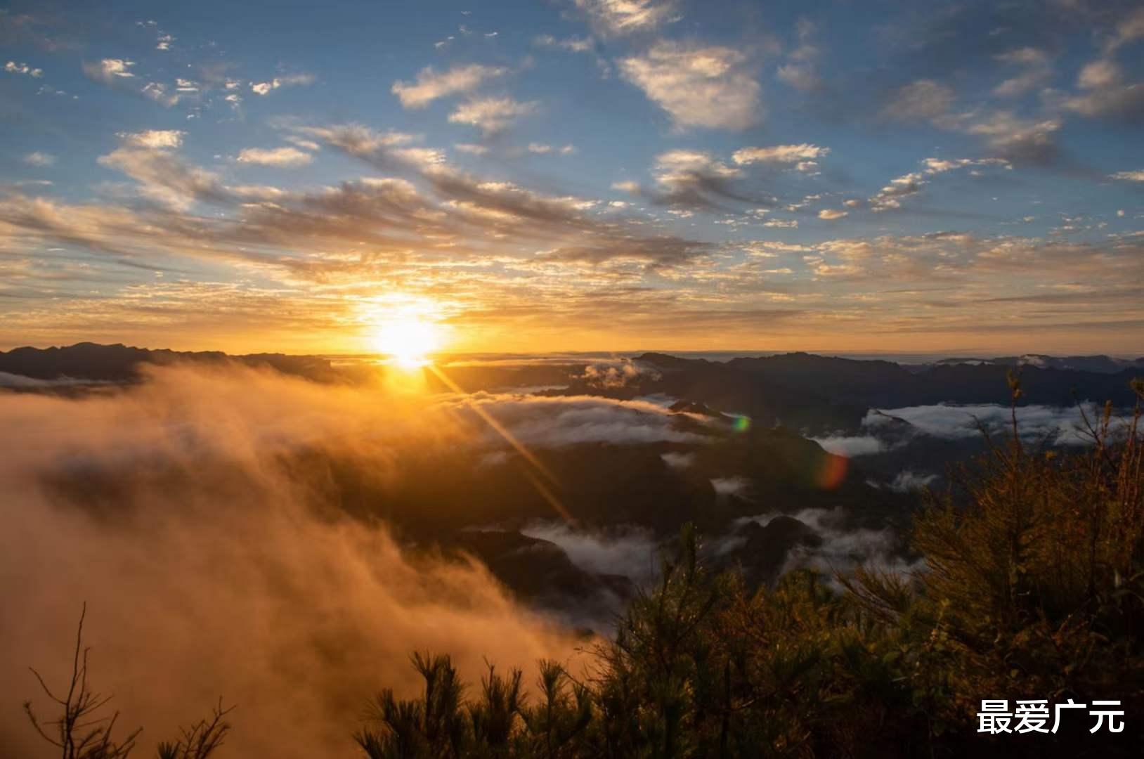 日出|10月30日，广元望远山云海涌动，伴随绝美日出，场面非常震撼！