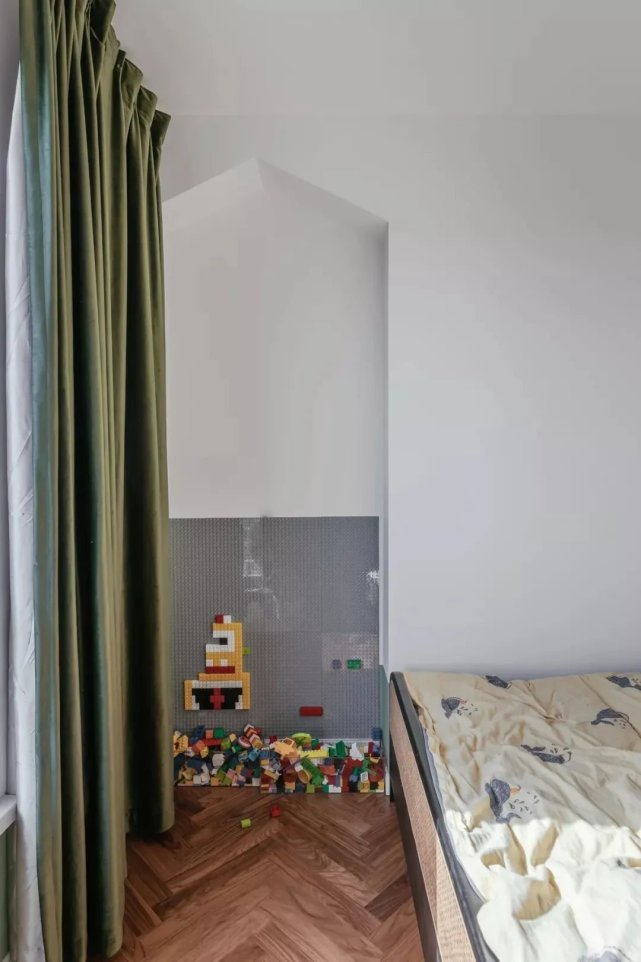 98㎡文艺复古风,大胆跳色+通铺人字拼地板,感受一整屋的浪漫