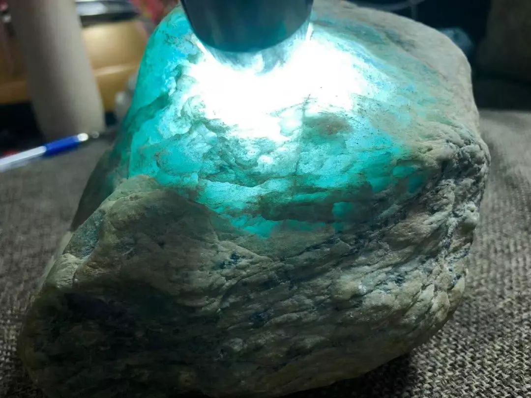 翡翠|叫价20万的石头被中年大叔砍价到15万拿下,擦洗干净后裂痕无数,亏了吗?