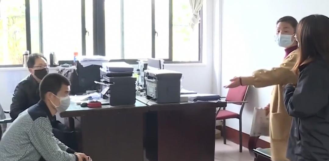 男子头戴特色帽子,上门和妻子对峙,只因儿子长相不像他