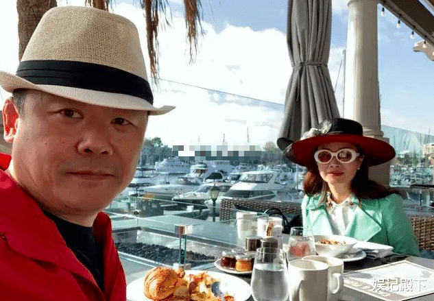 周立波|周立波定居美国现状,沧桑发福还秃顶,被评越来越像潘长江!