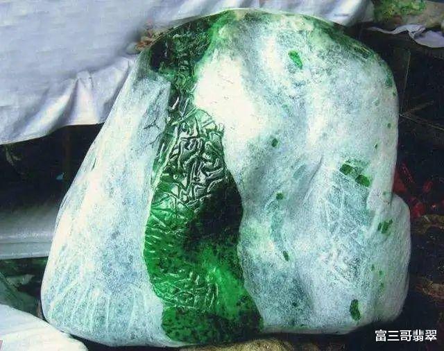 翡翠手镯|带色种水镯太贵？不妨了解下半山半水翡翠手镯，能省不少钱