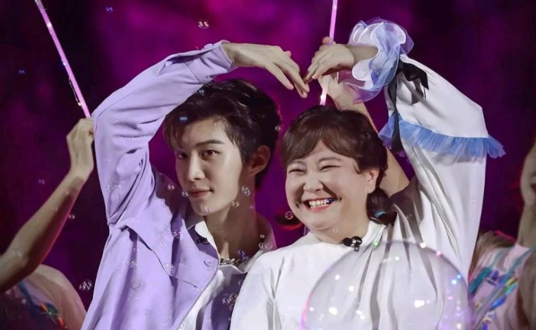 apink|华晨宇嗑了“加饭姐弟”的糖,注意贾玲的表情,网友:心疼范丞丞