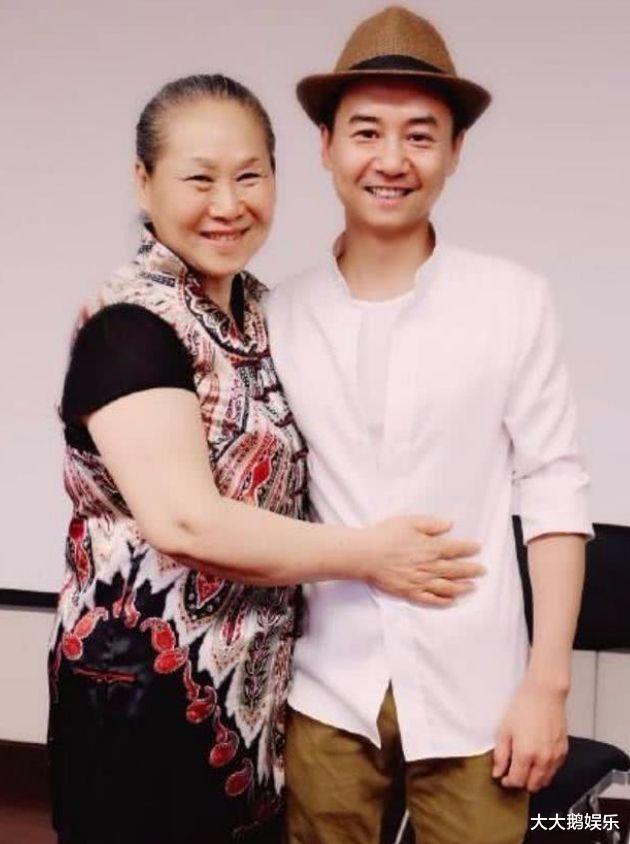 苇青|苇青:62岁开始拍戏,73岁斩获百亿票房,终究是理想战胜一切