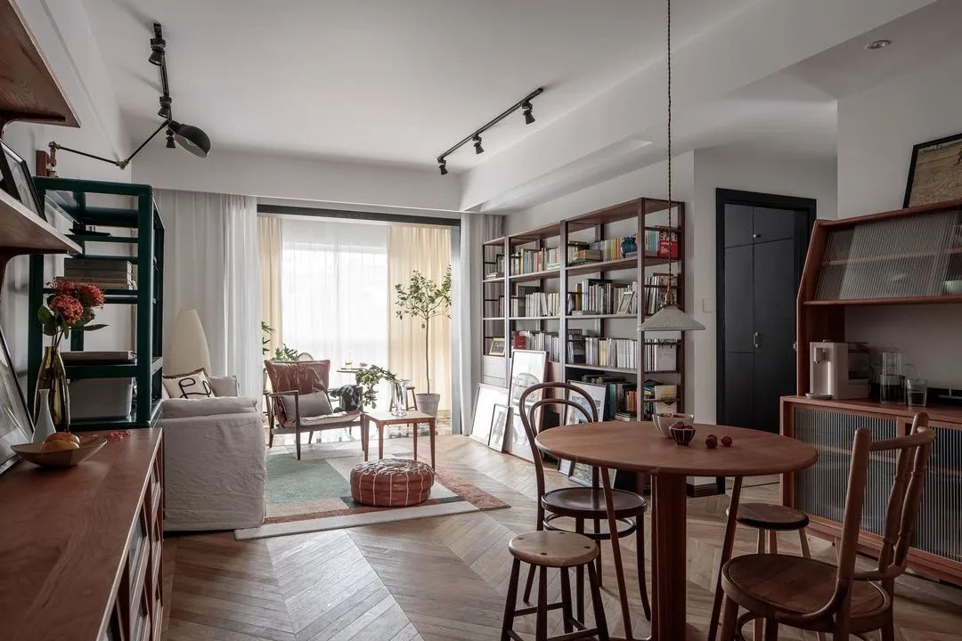 越来越多人不要电视，学她家这么装，91㎡混搭复古，超有品味！