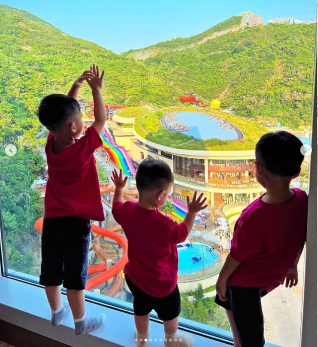 胡杏儿|胡杏儿夫妇国庆晒娃出游照，三个儿子越长越像，都是高颜值