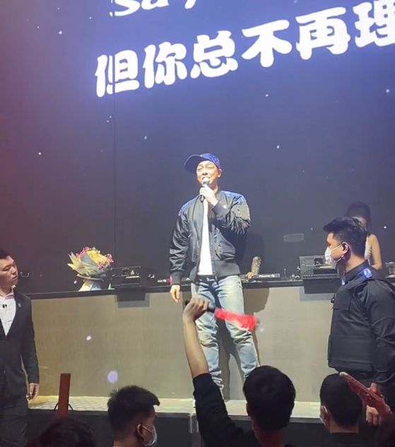 梁竞徽|梁竞徽现身南宁某酒吧，唱得好互动的人寥寥无几：42岁像24岁一样