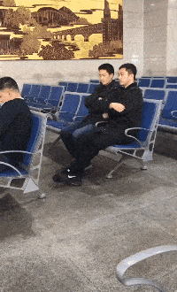 |搬进刚租来的新房,打扫卫生不小心发现的,我该不该告诉房东呢