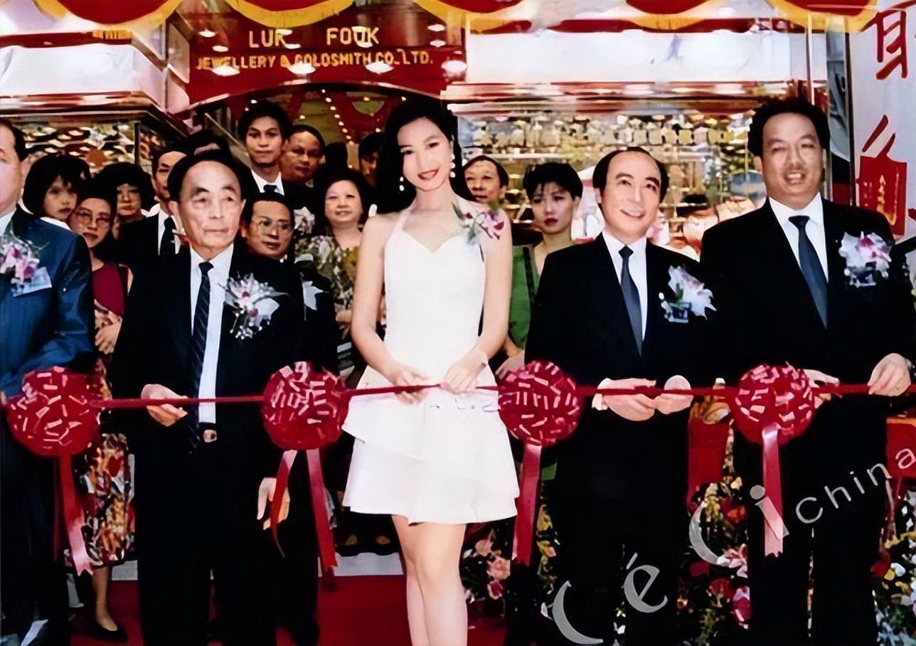 张扬|“六福珠宝创办人”杨宝玲：经历两段失败婚姻，三婚带儿子嫁初恋