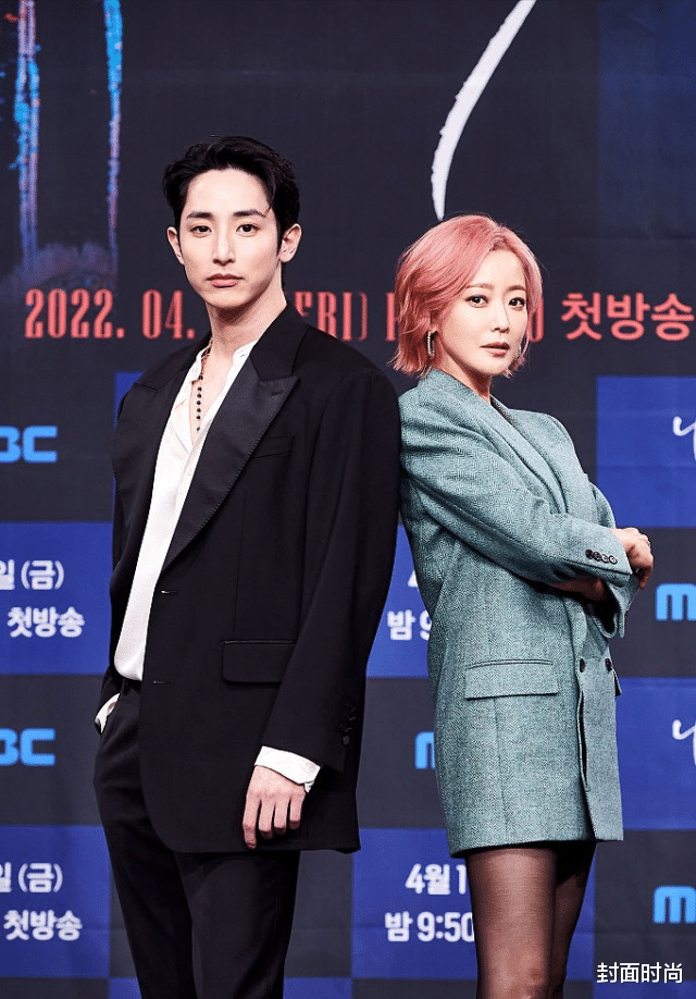 短发 金喜善短发好像换了个人,宽肩西装裙配丝袜,44岁比34岁还潇洒