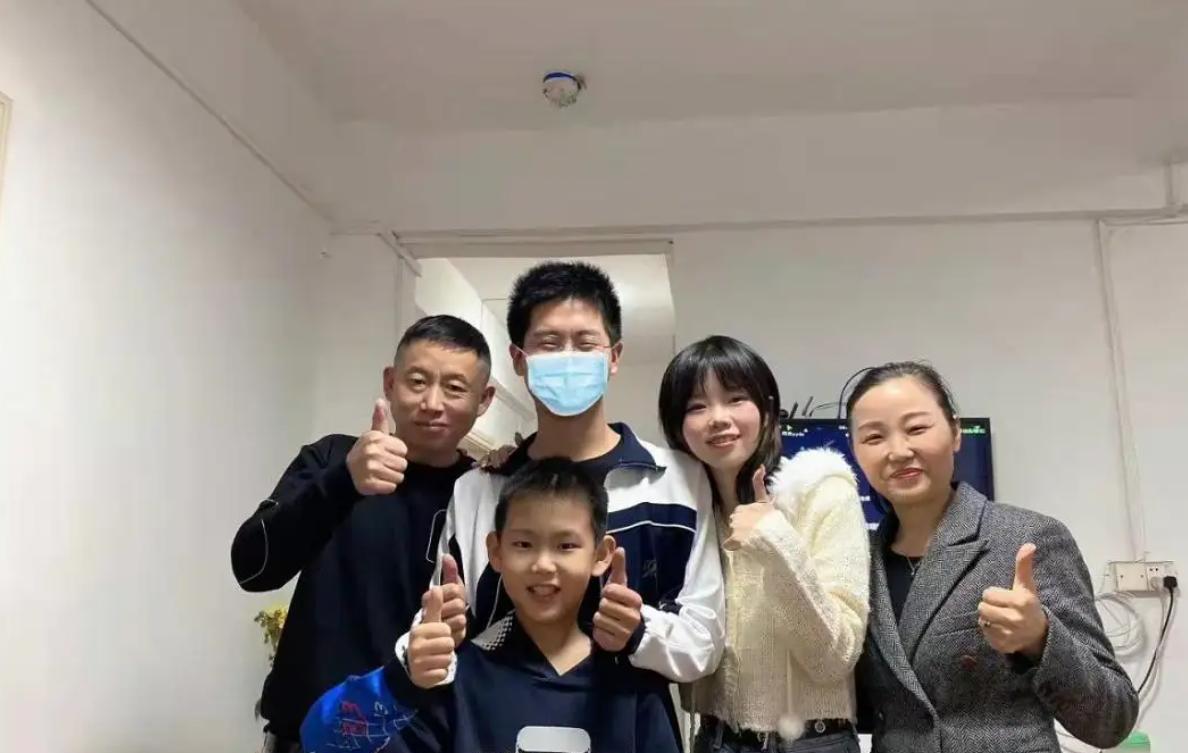 姐姐|孙卓为亲姐庆生，鼓掌动作与爸爸“神同步”，与在买家截然不同