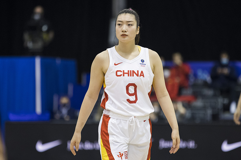女篮|高颜值高球技！女篮当家球星轰19分4助攻6三分，精致妆容十分高挑