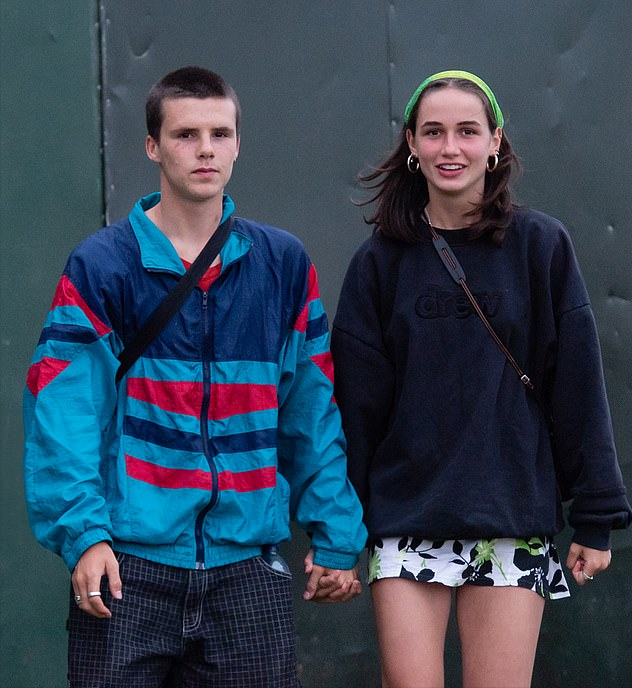 粉色|贝克汉姆17岁小儿子首登封面！一头粉色头发太吸睛，大秀6块腹肌