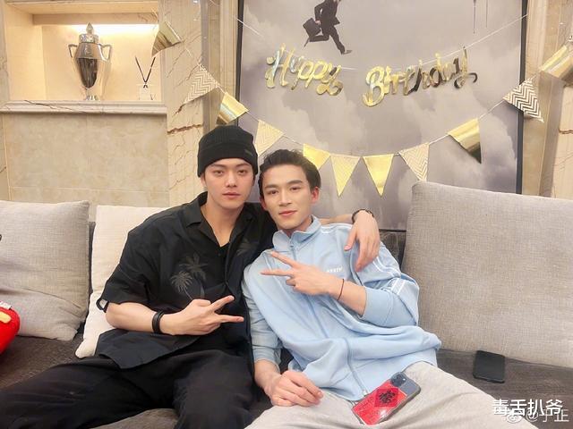 许凯|于正为旗下艺人许凯王星越庆生,好友齐聚场面热闹,景甜惊喜现身