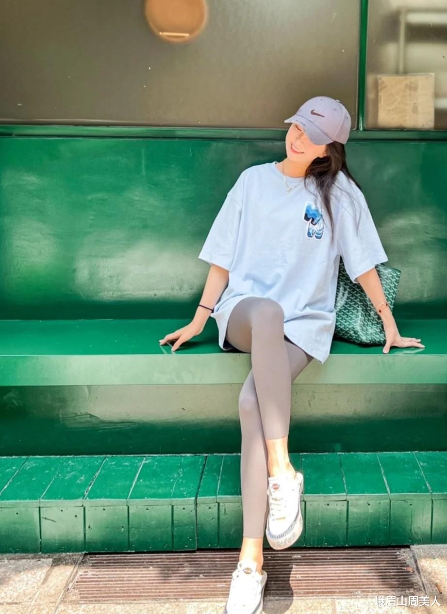 今年火了一种穿法叫：“T恤+无痕裤”，显瘦时髦，明星潮人都在穿