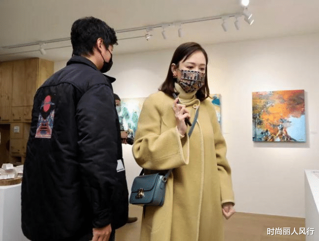 陈乔恩|陈乔恩变阔太参加男友画展！罕见装扮一回，烫卷发优雅到骨子里