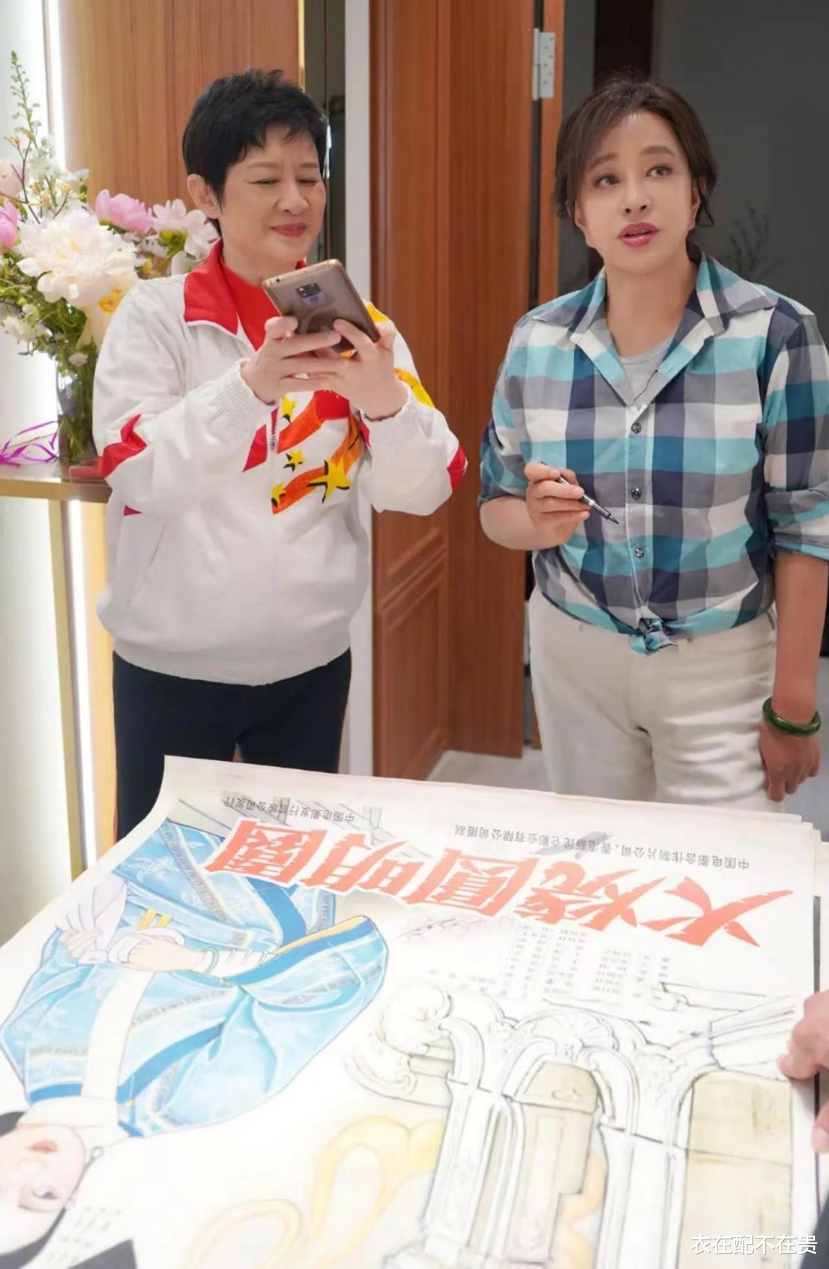 刘晓庆|刘晓庆真是不服老，穿格纹衬衫学小姑娘“打个结”，时髦又显年轻