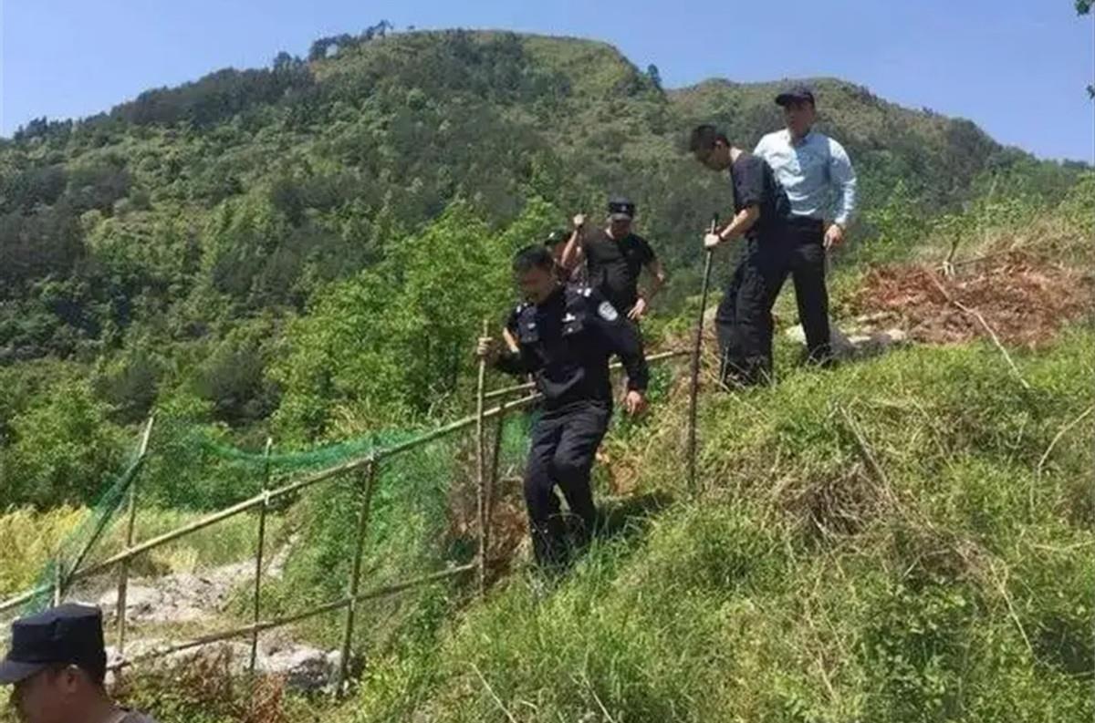 2002年,人贩子越狱藏深山17年,靠喝山沟水生存,被抓时如野人