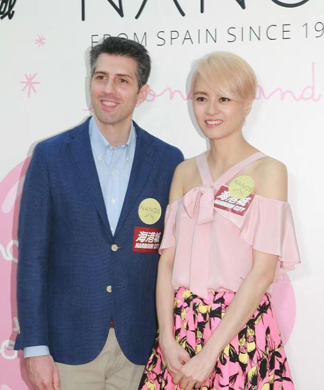 穿衣搭配 梁咏琪这外国老公挺帅！她一身粉嫩染金发扮嫩，精致像个混血儿