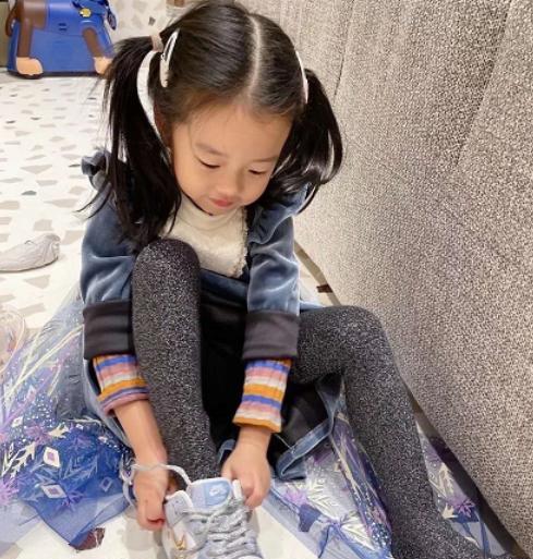 陈赫|陈赫母亲晒孙女庆生照!小咲咲扎马尾侧颜曝光,脸蛋肉乎眉眼像爸