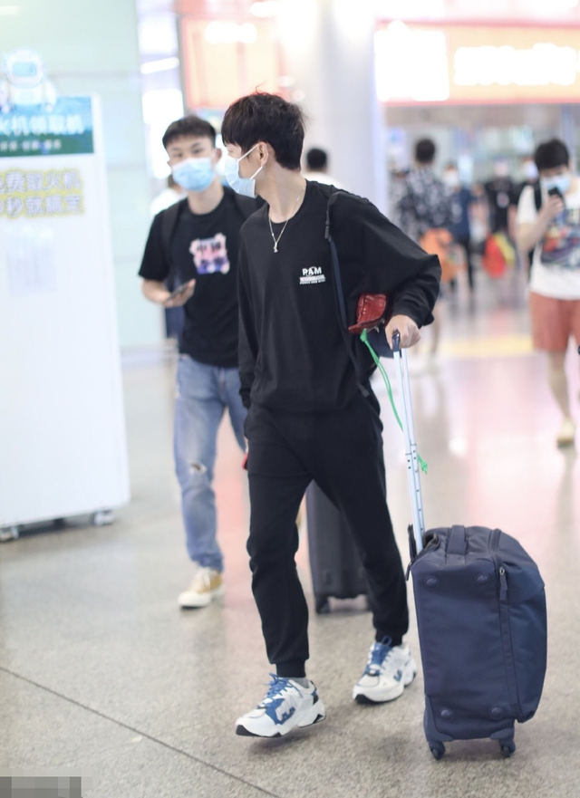 何炅|48岁何炅娇小似女生,低调买咖啡巴掌脸抢眼,真实身材曝光引热议