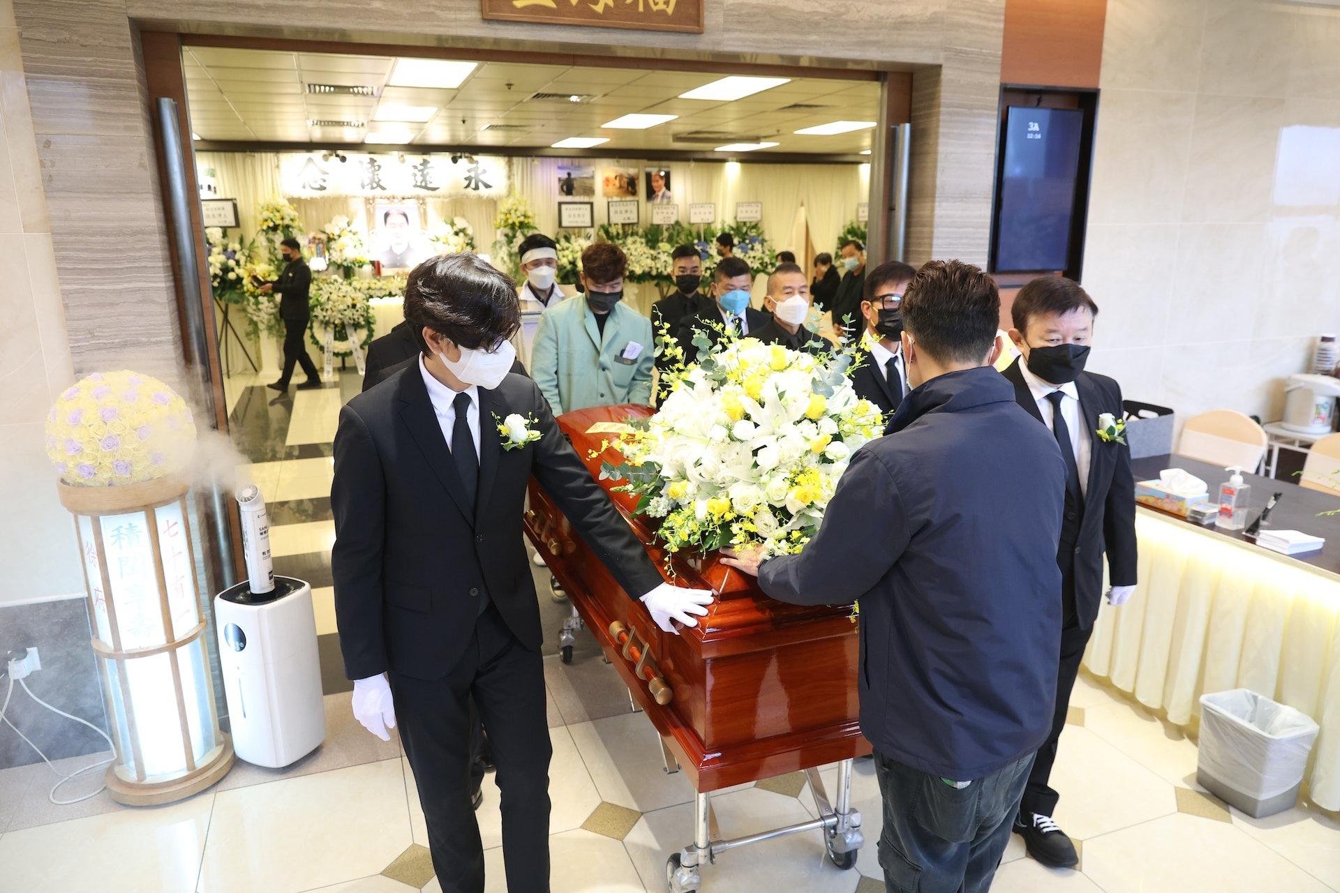 徐忠信|徐忠信葬礼，钱小豪林家栋，为其扶灵柩，众人冒雨送别神色哀伤