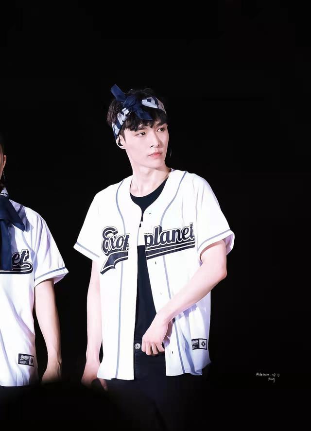 张艺兴|张艺兴现身EXO十周年直播评论区：谁在哭泣？