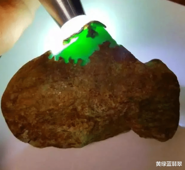 翡翠|不起眼的翡翠小料,竟开出价值千万级别的冰阳绿,做成成品更是美到“无法想象”