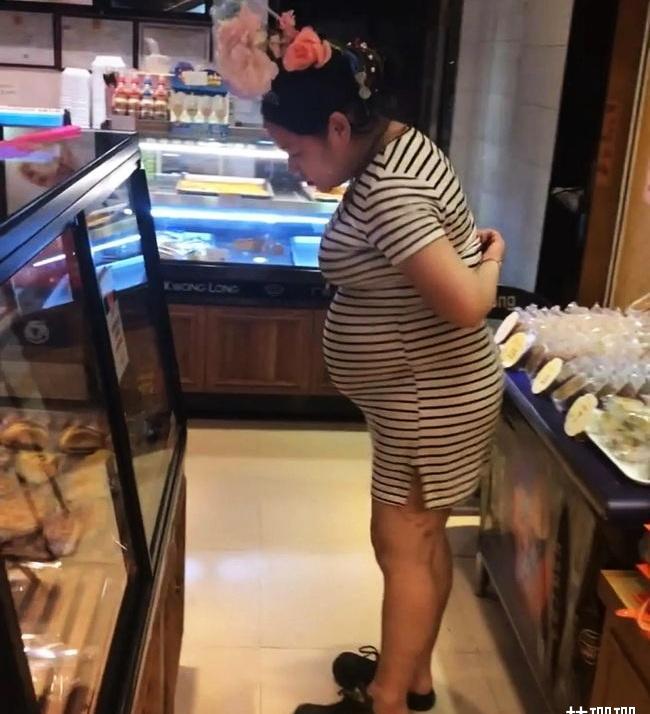 流浪在东莞街头的可怜女子!全身戴满奢侈品,目测已经怀孕