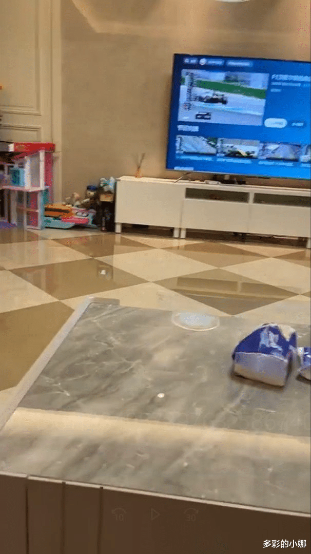 张柏芝|张柏芝公布三胎正脸照，却意外曝光2亿豪宅，网友：好丑